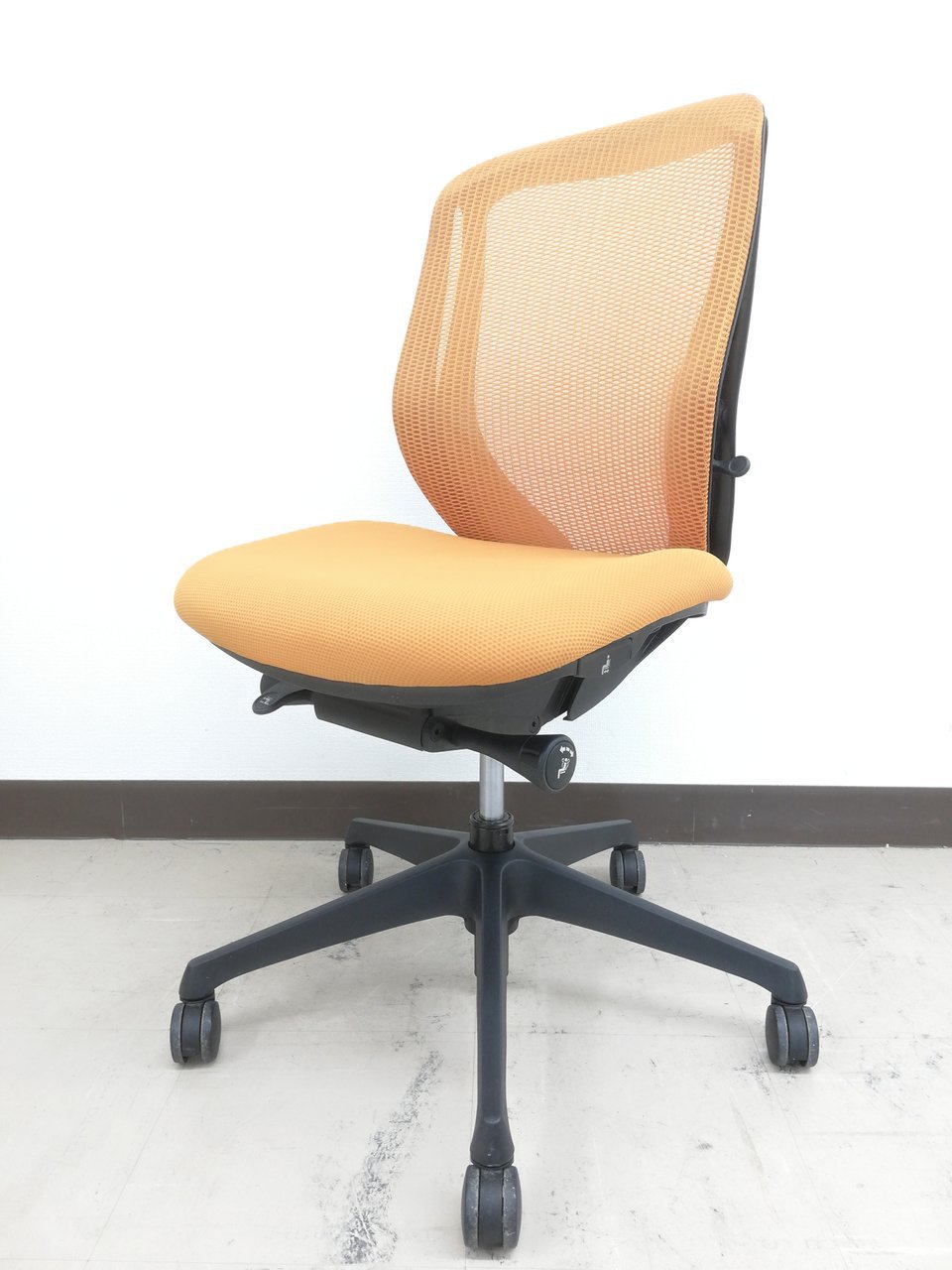 【気分がノッてくるビタミンカラー！】オカムラ　シルフィ（Sylphy）／色：オレンジ／ローバック■レアカラーです！★
                        シルフィー（メッシュ） 
                                    中古
            