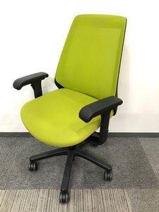 【可動肘】明るいグリーンがオフィスの明るさを演出！人気の可動肘装着のチェア！！