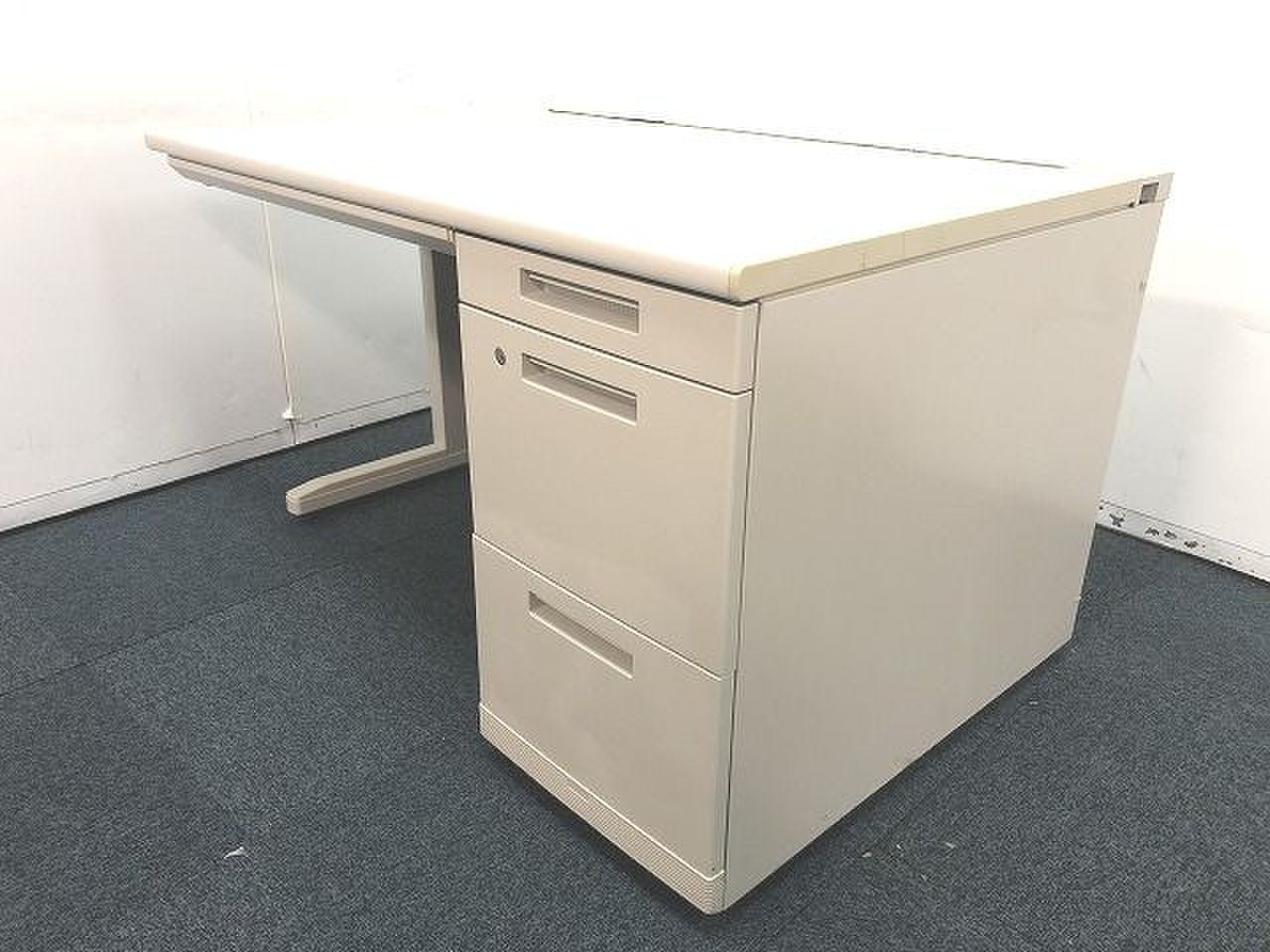 【定価約9万円！！レア商品！！奥行800ｍｍ！！片袖机の入荷です！！】■コクヨ■MX
                        MX
                                    中古
            