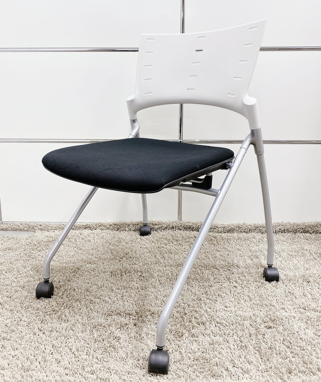 【15脚ロット入荷】【イトーキ製】【ブラック×ホワイト】【キャスター付き】【人気チェア】【会議室・リフレッシュスペースに最適】【シンプルデザイン】【モノトーン】
                        マノス 
                                    中古
            