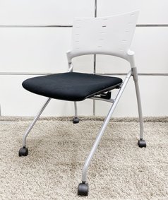 【15脚ロット入荷】【イトーキ製】【ブラック×ホワイト】【キャスター付き】【人気チェア】【会議室・リフレッシュスペースに最適】【シンプルデザイン】【モノトーン】