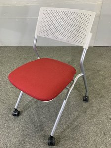 腰に余計な密着感を与えず、軽さを実現したデザインになります。