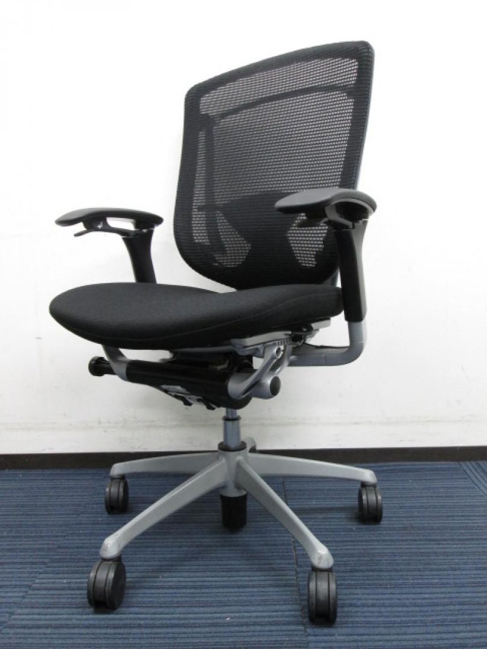 【人気商品入荷！！】オカムラ製　コンテッサチェア　ブラックカラー　肘付きハイバックチェア【リクライニング調節】【座り心地抜群】
                        コンテッサ 
                                    中古
            