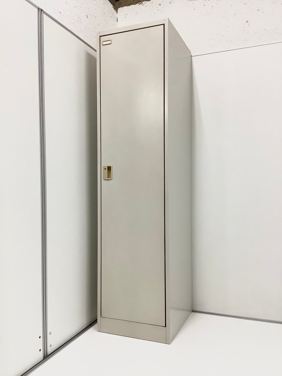 シリンダー錠　1人用ロッカー　ニューグレー
                        FZ 
                                    中古
            