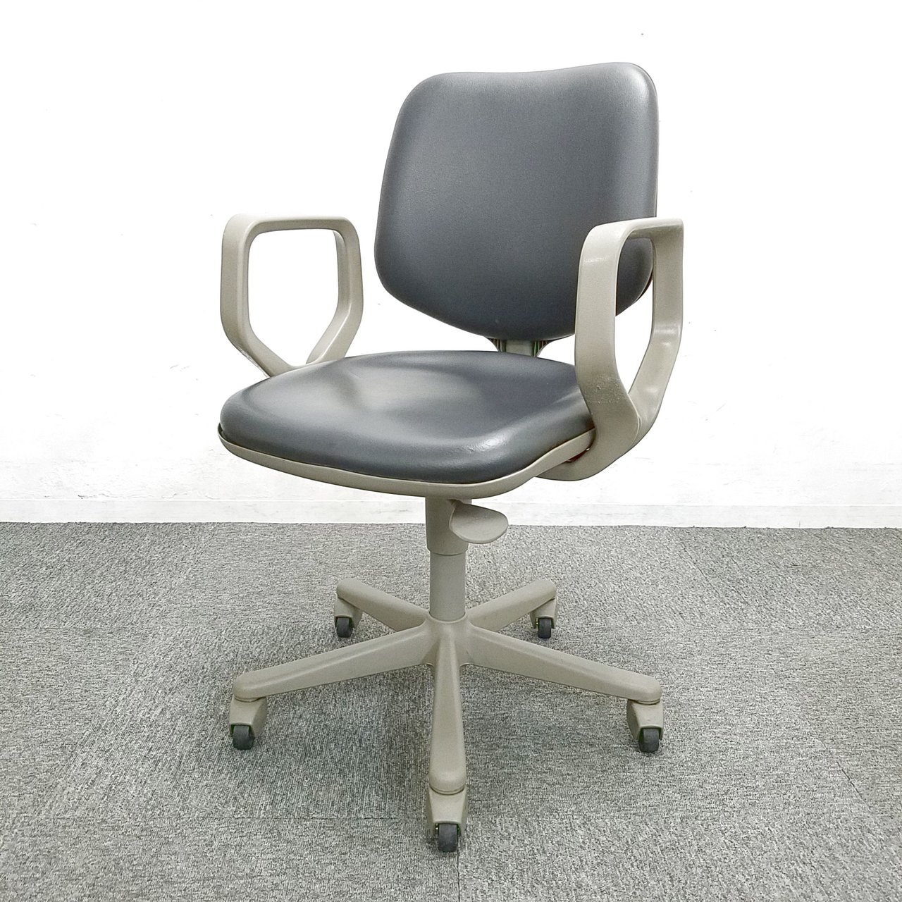 【10脚入荷】オフィスの定番商品入荷！ビニールレザーで拭き取り可能！ オフィス 中古 コロナ対策 ロット グレー オカムラ ゴムキャスター
                        CG-E 
                                    中古
            