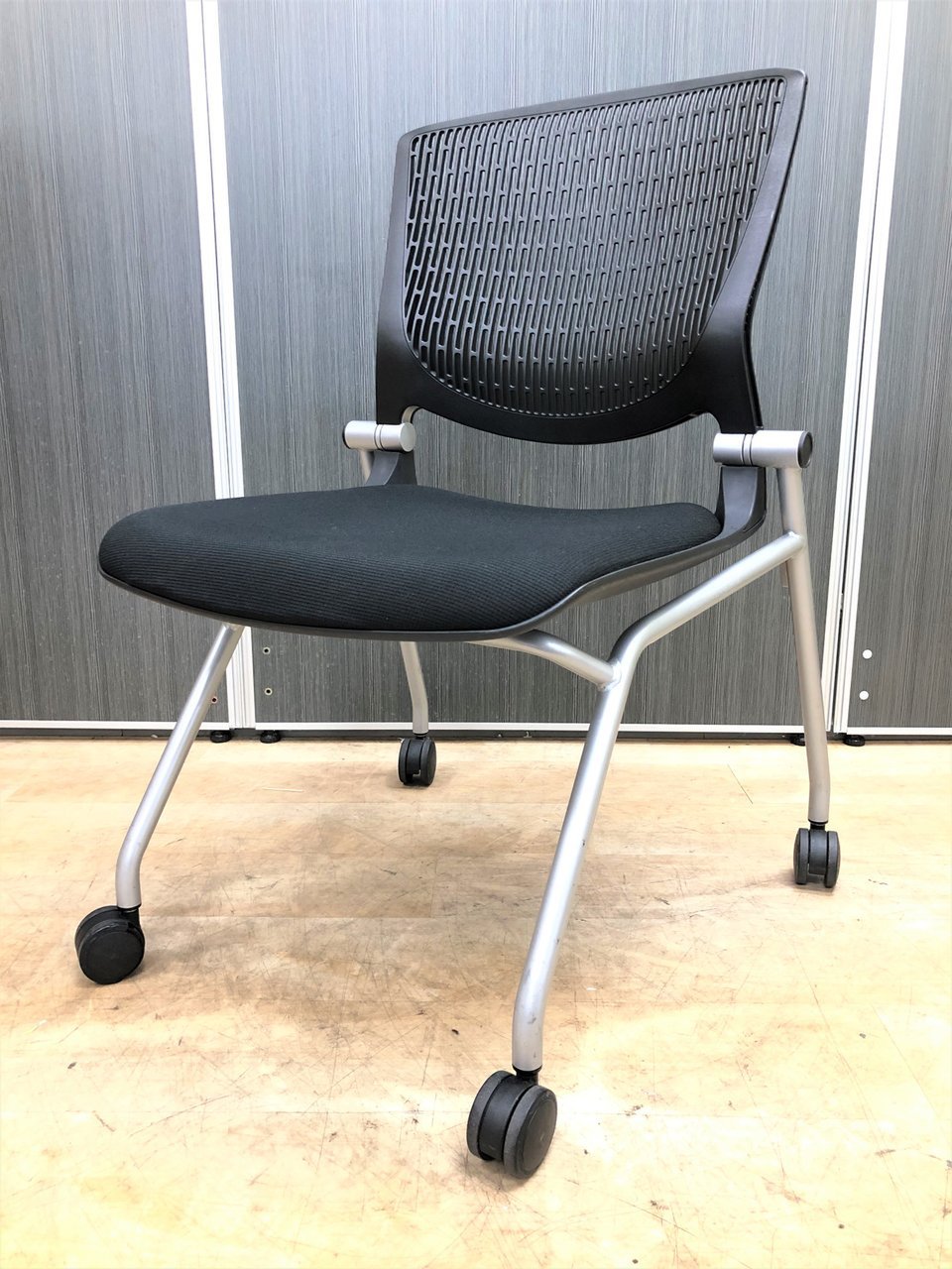 【肉厚な座面】オカムラ製　グラータ　ネスティングチェア【折畳可能】【省スペース】
                        グラータ 
                                    中古
            