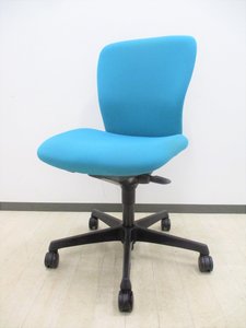 知的なライトブルー色！　信頼のオカムラ製！　使いやすくて丈夫でデザインも上々チェア！【在庫入替】