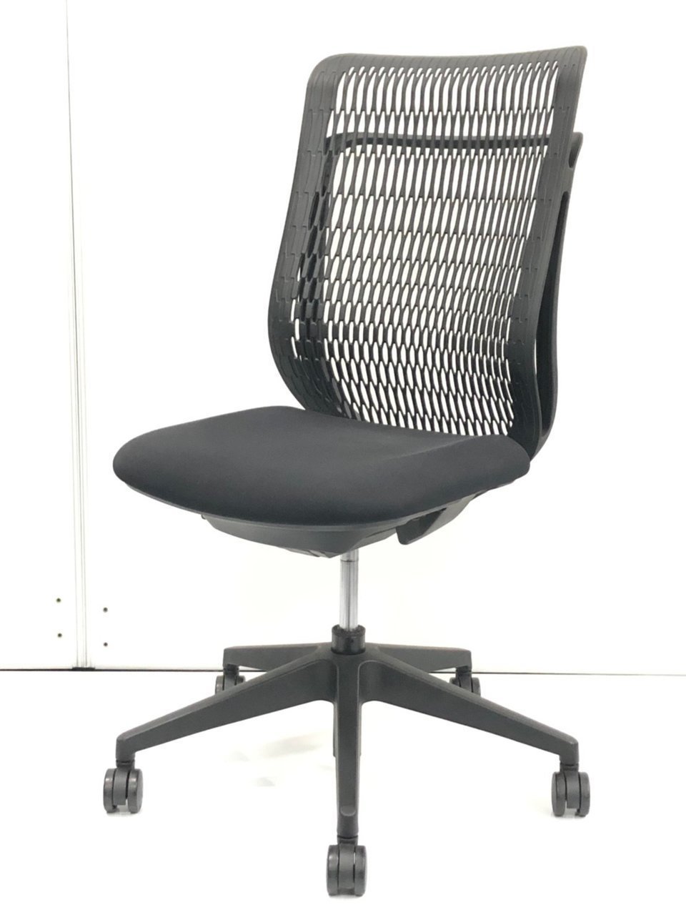 1流メーカーのスタイリッシュなチェア！【在庫入替】

                        AJ（エージェイ） 
                                    中古
            