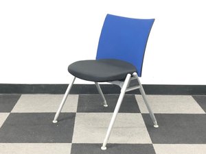 丈夫なスタッキングチェア。安定性抜群