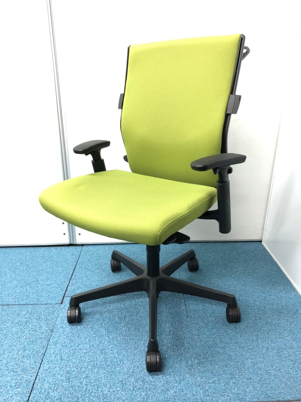 【根強い人気商品】オカムラ製エスクード/ライトグリーン/コートハンガー付き/アジャスタブルアーム
                        エスクード（クッション） 
                                    中古
            