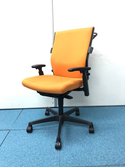 【中古】エスクード（クッション）   オカムラ（okamura） 肘付ローバックチェア