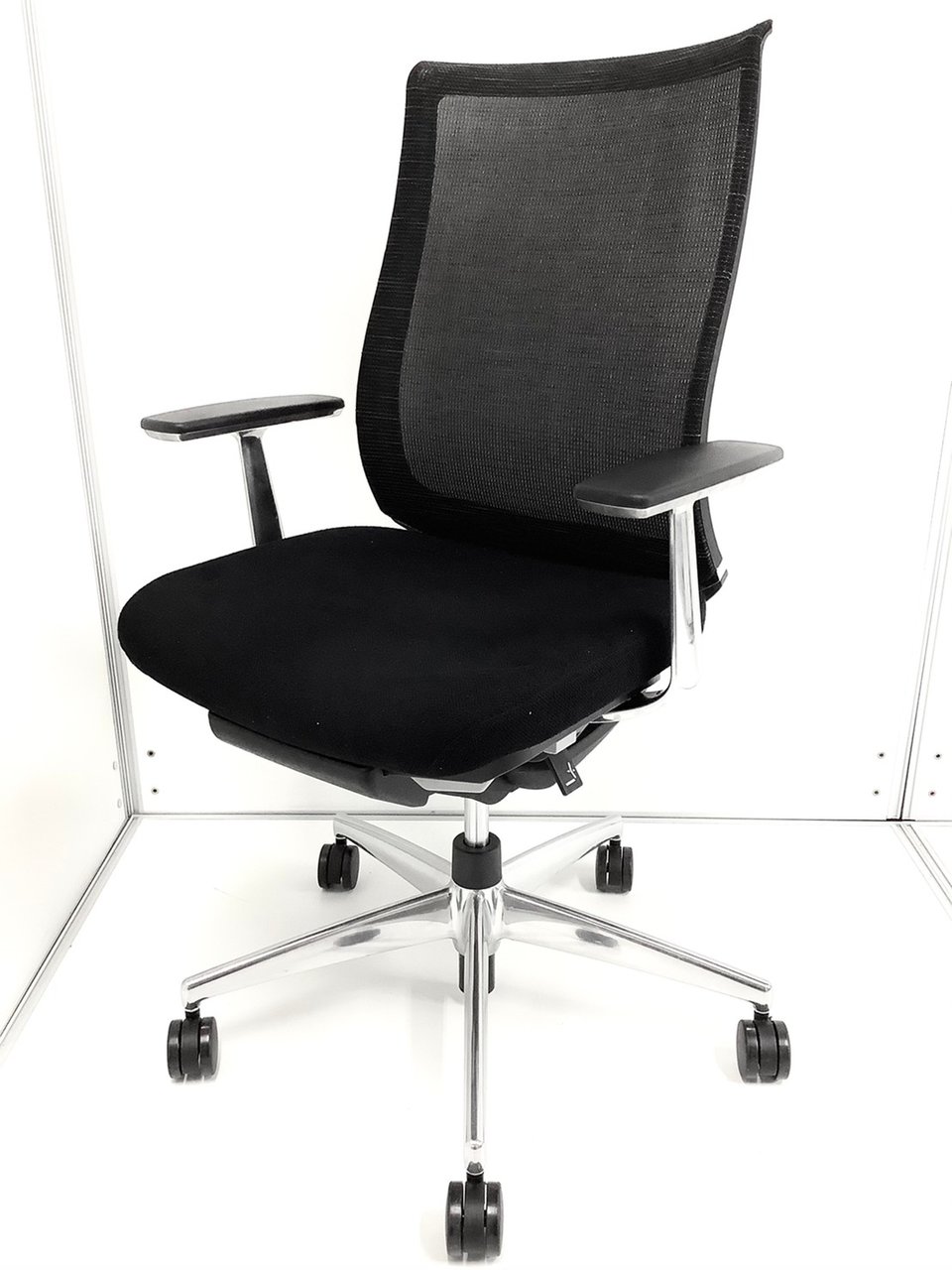 大人気／定番／固定肘　◆KOKUYO／コクヨ　◆Bezel／ベゼル ※横浜店撮影画像※
                        ベゼル（アルミポリッシュ脚） 
                                    中古
            