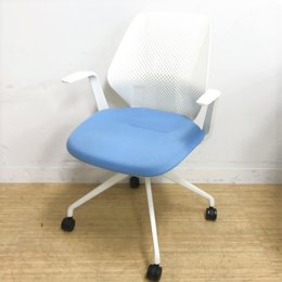 スカイブルー×ホワイトで心晴れ渡るようなコントラスト　イトーキ　ライトタスクチェア　キュアチェア　肘付き