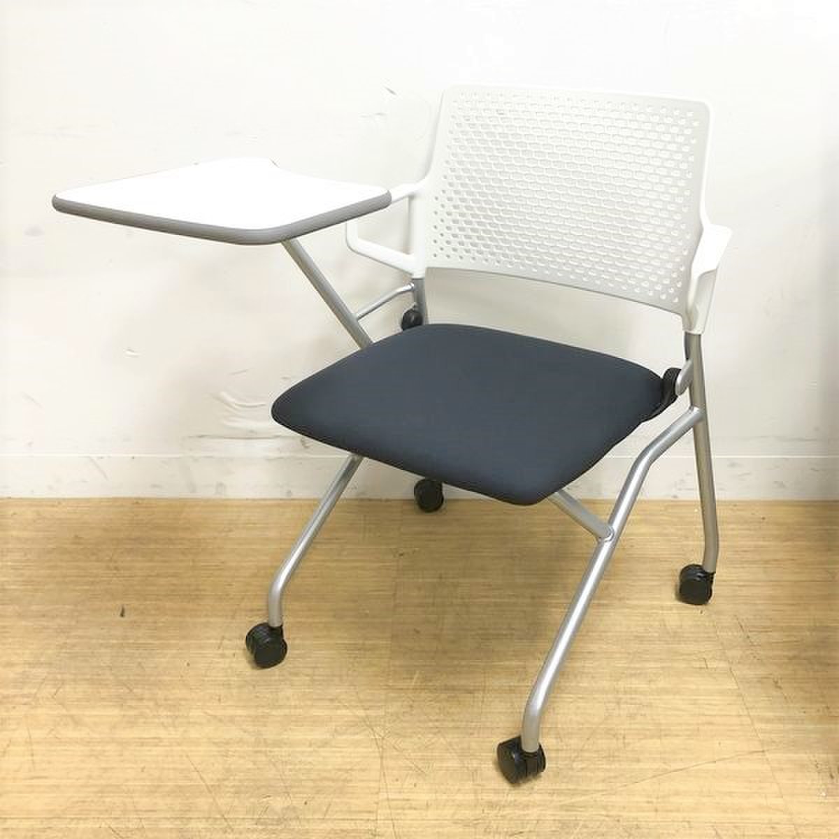 A4サイズが置けるメモ台付きミーティングチェア　内田洋行製　状態良好
                        FM345
                                    中古
            