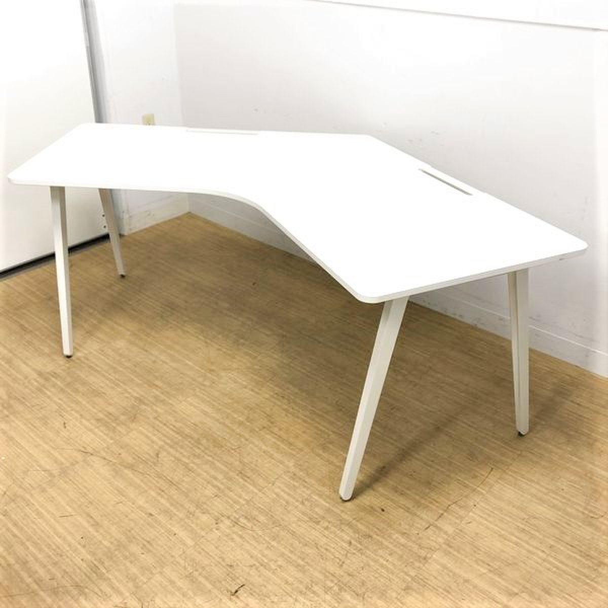 クリエイティブな空間　120°ブーメランデスク　スラント脚が特徴的なウチダ　レムナ　状態良好でオススメ★3台組み合わせると島になります
                        レムナ 
                                    中古
            