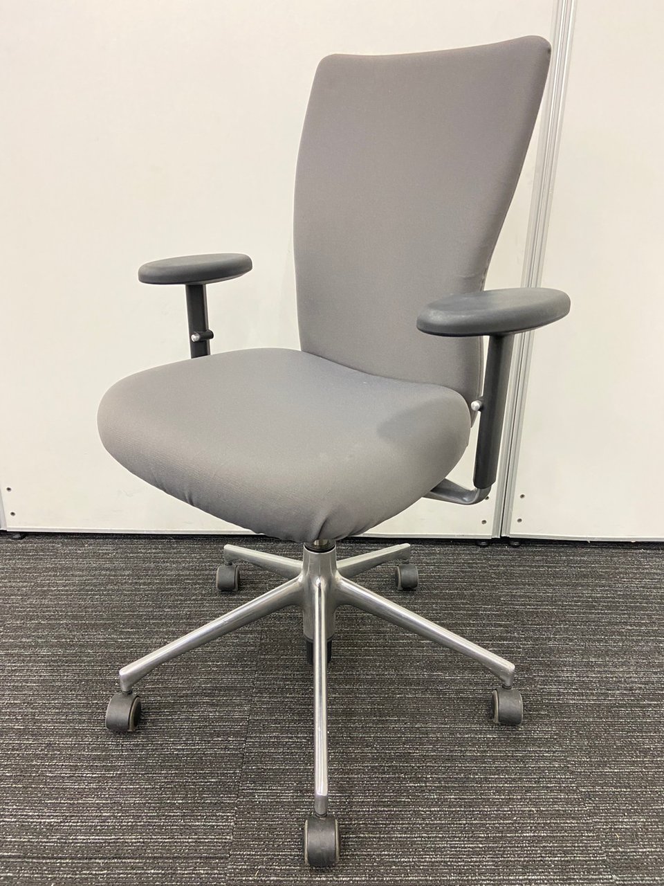 【1脚限定】vitra/アクセスプラスチェア/グレー/肘付き/ゴムキャスター
                        アクセスプラス
                                    中古
            