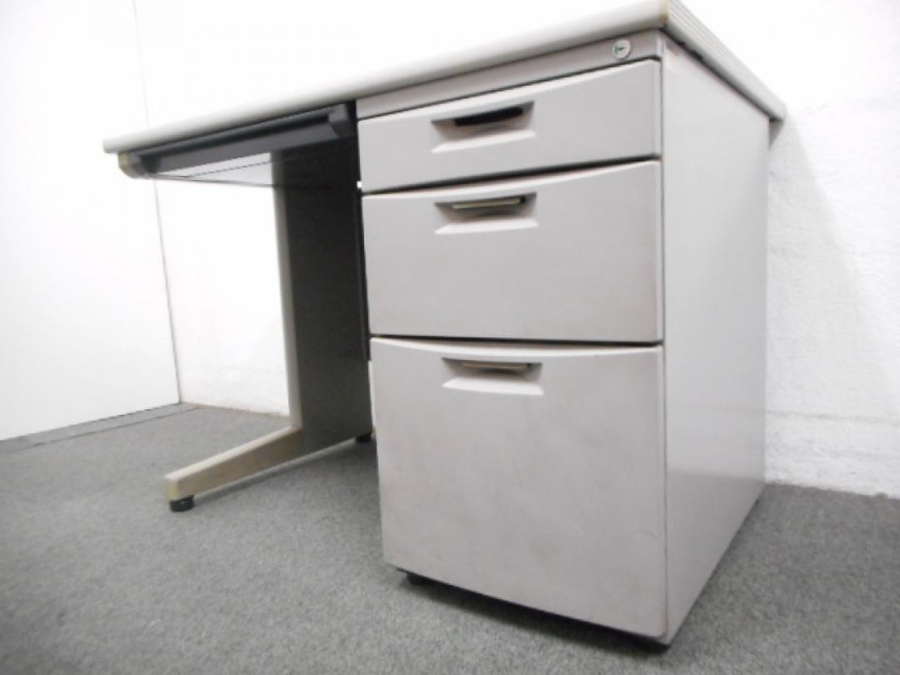 【定価約7万円！！グレーカラーの横幅1000ｍｍコンパクトサイズ片袖机の入荷です！！】■イトーキ■CZ
                        CZ 
                                    中古
            