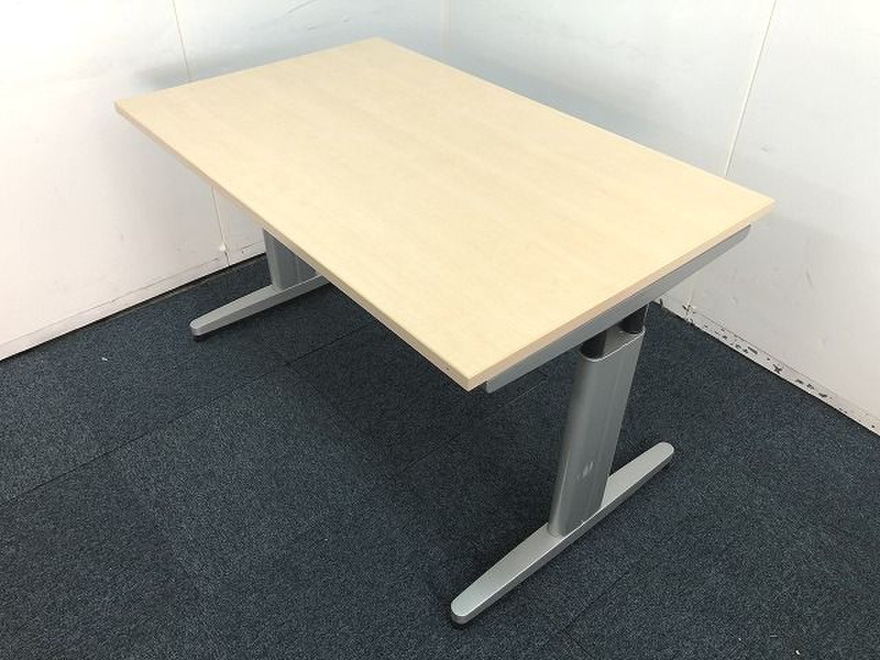 【定価約5万円！！ナチュラルカラー天板の人気商品！！T字脚なので開放感があります！！】■コクヨ
                        その他シリーズ
                                    中古
            