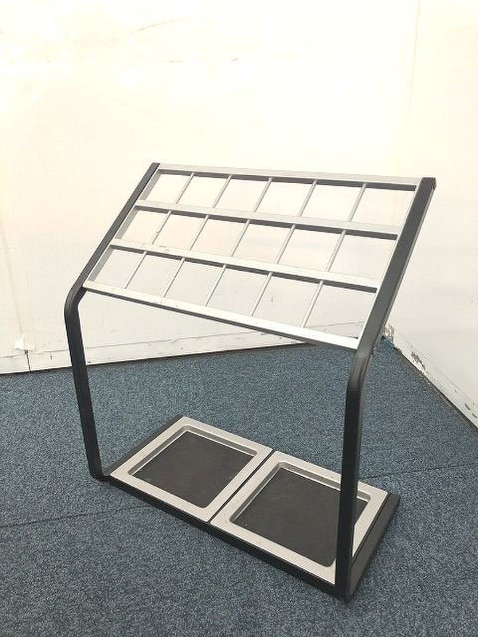 【定価約5千円！！コンパクトサイズ！！オシャレな傘立ての入荷です！！】
                        その他シリーズ
                                    中古
            