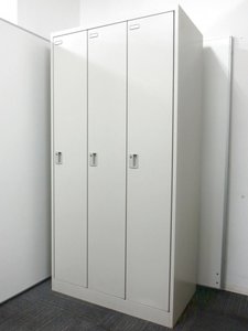 ★【更衣室の必需品】ヘルメットも収納可能な3人用ロッカー■オカムラ/FZ/ライトスモーク