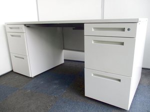 【定価約14万円！！ホワイトカラー人気の両袖机の入荷です！！横幅1600ｍｍで広々使えます！！】■イトーキ■CZR