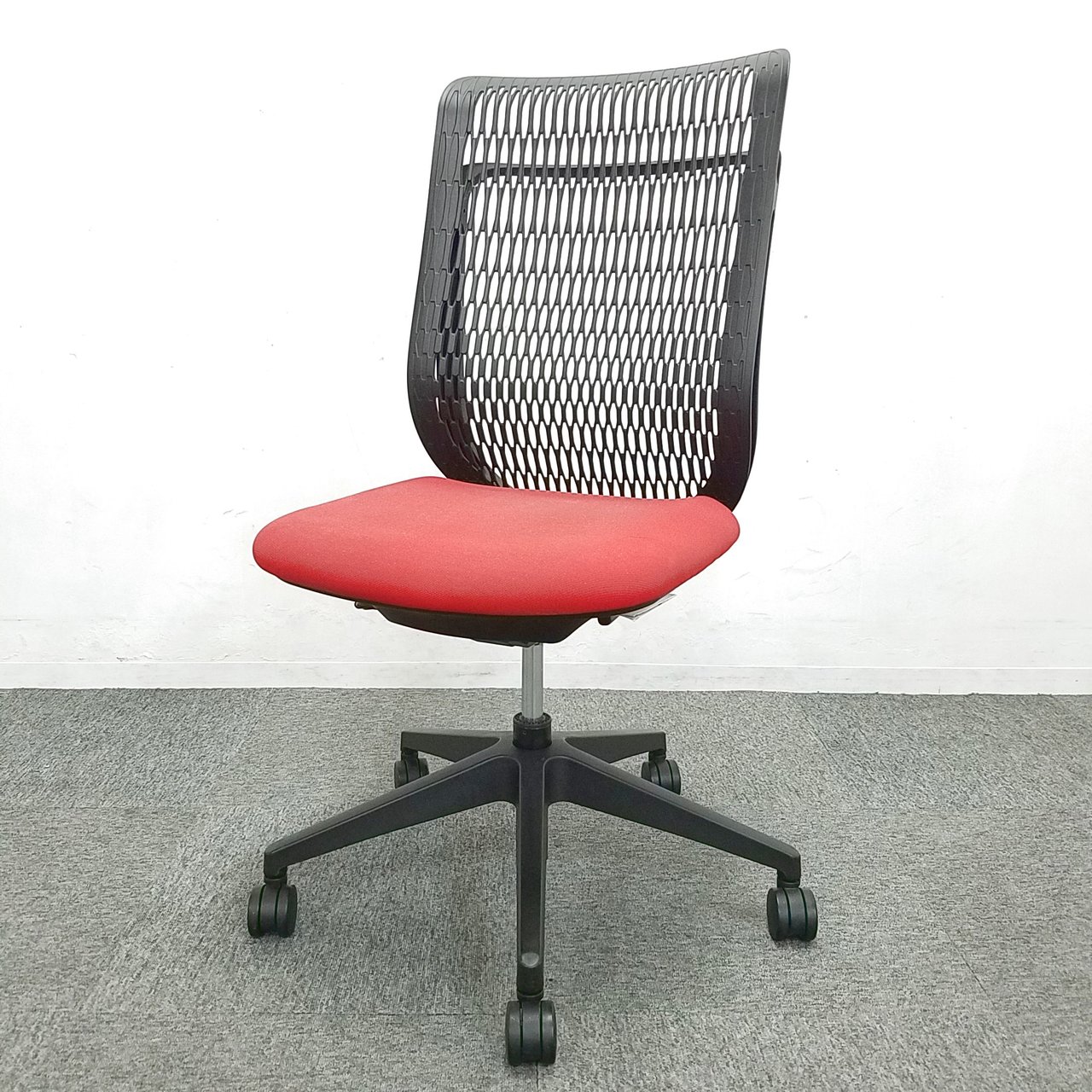 【6脚入荷】座る人の背中に合わせて自在に伸縮し、最適な座り心地をあなたに！中古家具　リサイクル　高級チェア　ハイバック　メッシュ　テレワーク　在宅ワーク　リモートワーク
                        AJ（エージェイ） 
                                    中古
            