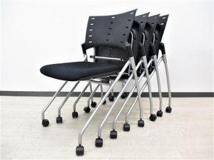 【4脚セット！】人気シリーズ！落ち着いたブラック色の入荷です！デザイン性、座り心地の良いミーティングチェア‼