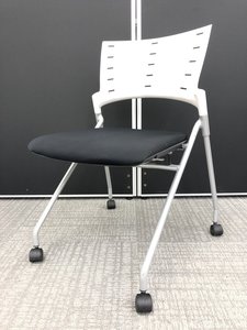 人気シリーズ！落ち着いたブラック色の入荷です！デザイン性、座り心地の良いミーティングチェア‼