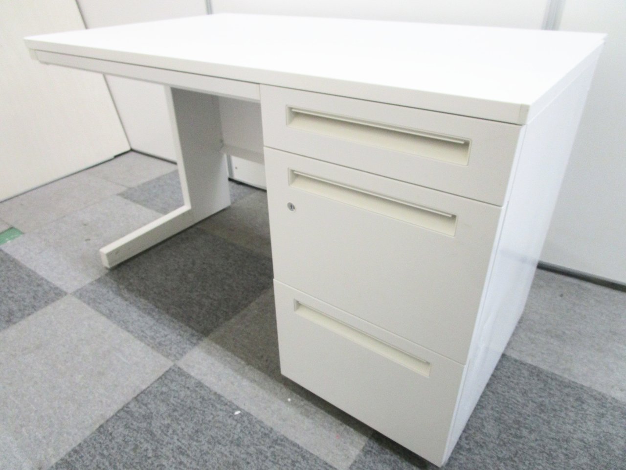 【部材欠け・側面に擦り傷あり】【特別価格にて】内田洋行/スカエナ/ホワイト【使用上に問題はございません】
                        スカエナ デスク 
                                    中古
            