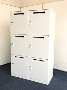 【取り出しやすい高さ約1500mm！】
清潔感あるホワイト色！
モバイル収納ロッカー入荷しました！
【ダイヤル解錠式】