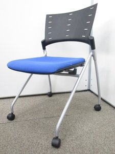 【定価約4万円！！樹脂製の背もたれが背中にフィットしクッション性も抜群なネスティングチェアの入荷です！！】イトーキ製/マノス