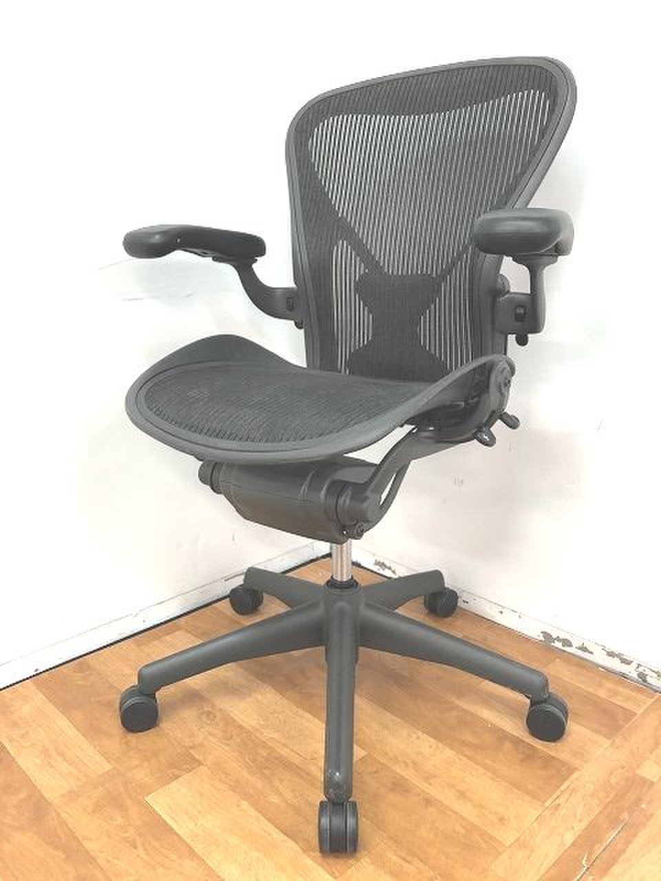 【定価約19万円！！人気のBタイプでポスチャーフィットでフル装備付き！！大人気OAチェアの入荷です！！】ハーマンミラー製/アーロンチェア
                        アーロンチェア 
                                    中古
            