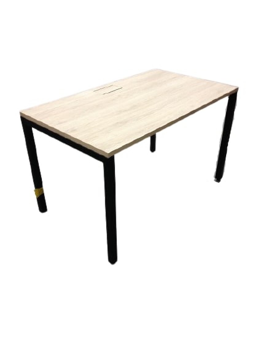 【シンプルな4つ脚デスク！】
無駄を削ぎ落したデザインでどんなシーンにもぴったりマッチ！
                        その他シリーズ
                                    中古
            