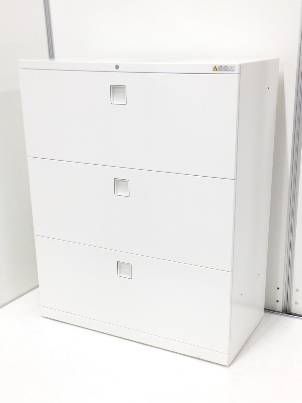 ペーパーレス化が進む昨今、
入荷数が少なく常に品薄の3段収納キャビネットをなんとか纏まった数で入荷しました。。。涙
店長の汗と涙の結晶といっても過言ではないです。
                        レクトライン 
                                    中古
            