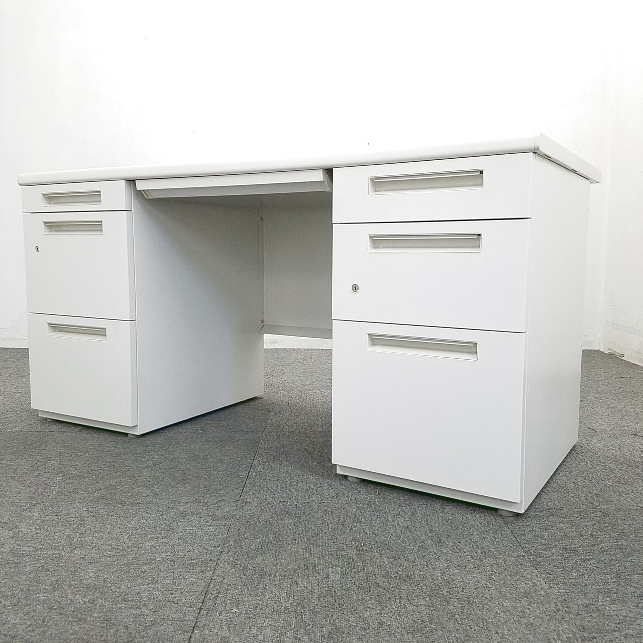 人気のホワイトカラー！！【定価約10万円！！収納力もバツグンな両袖机の入荷です！！】■イナバ■VDN
                        VDN デスク 
                                    中古
            