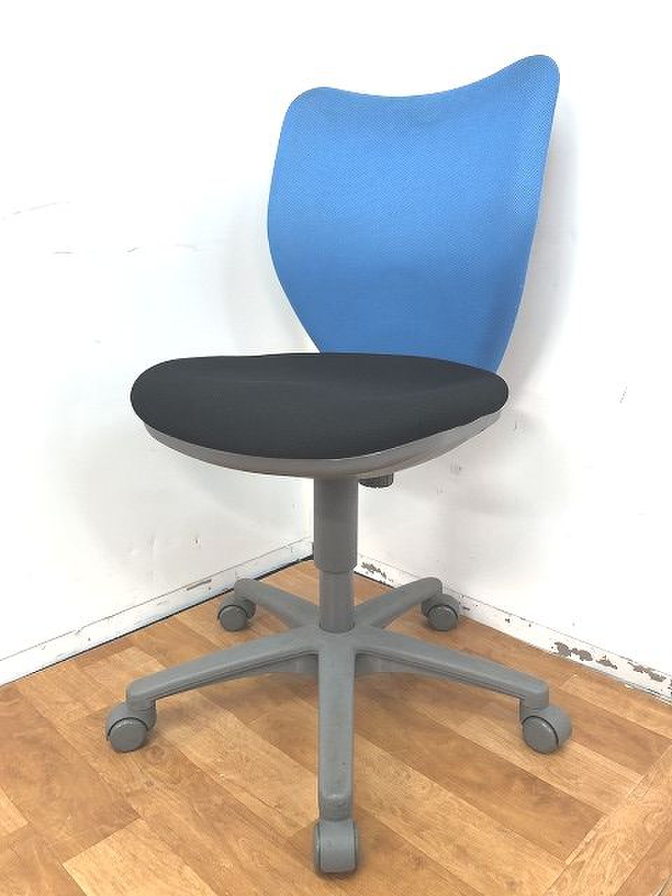 【定価約2万円！！ブルー×ブラック！！OAチェアの入荷です！！】
 アイリスチトセ/BIT-X
                        その他シリーズ
                                    中古
            