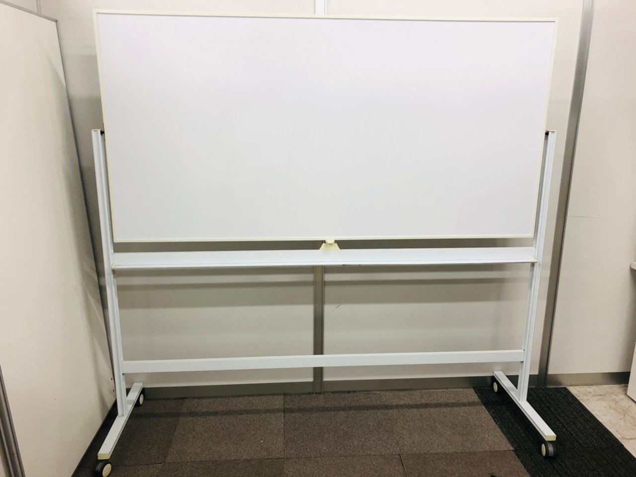 【広々とワイドに使える！】■脚付ホワイトボード（W1800mm）両面タイプ
                        脚付回転ホワイトボード
                                    中古
            