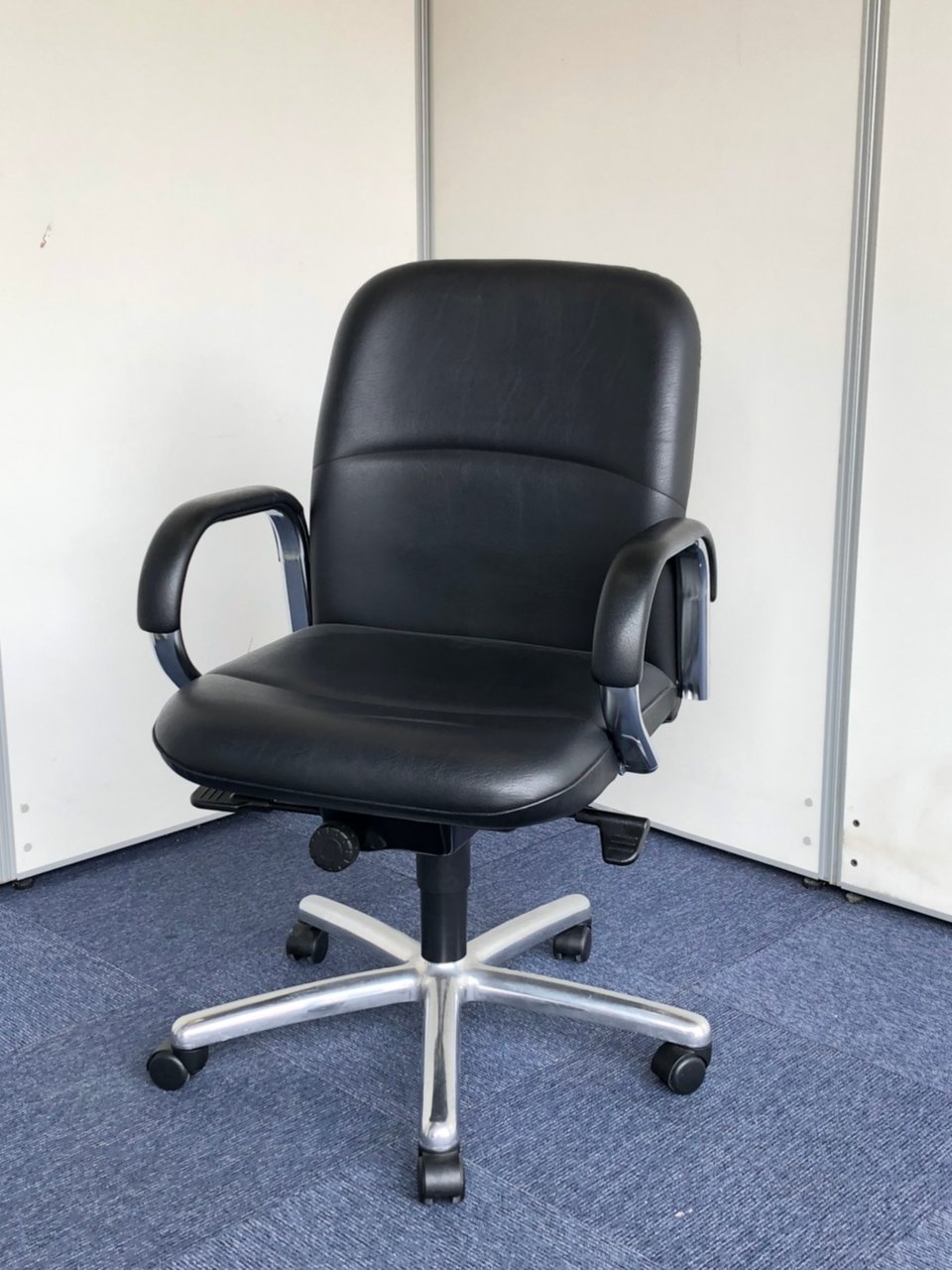 ロット入荷！会議室にオススメ！レザー生地｜ブラック
                        EXシリーズ 
                                    中古
            