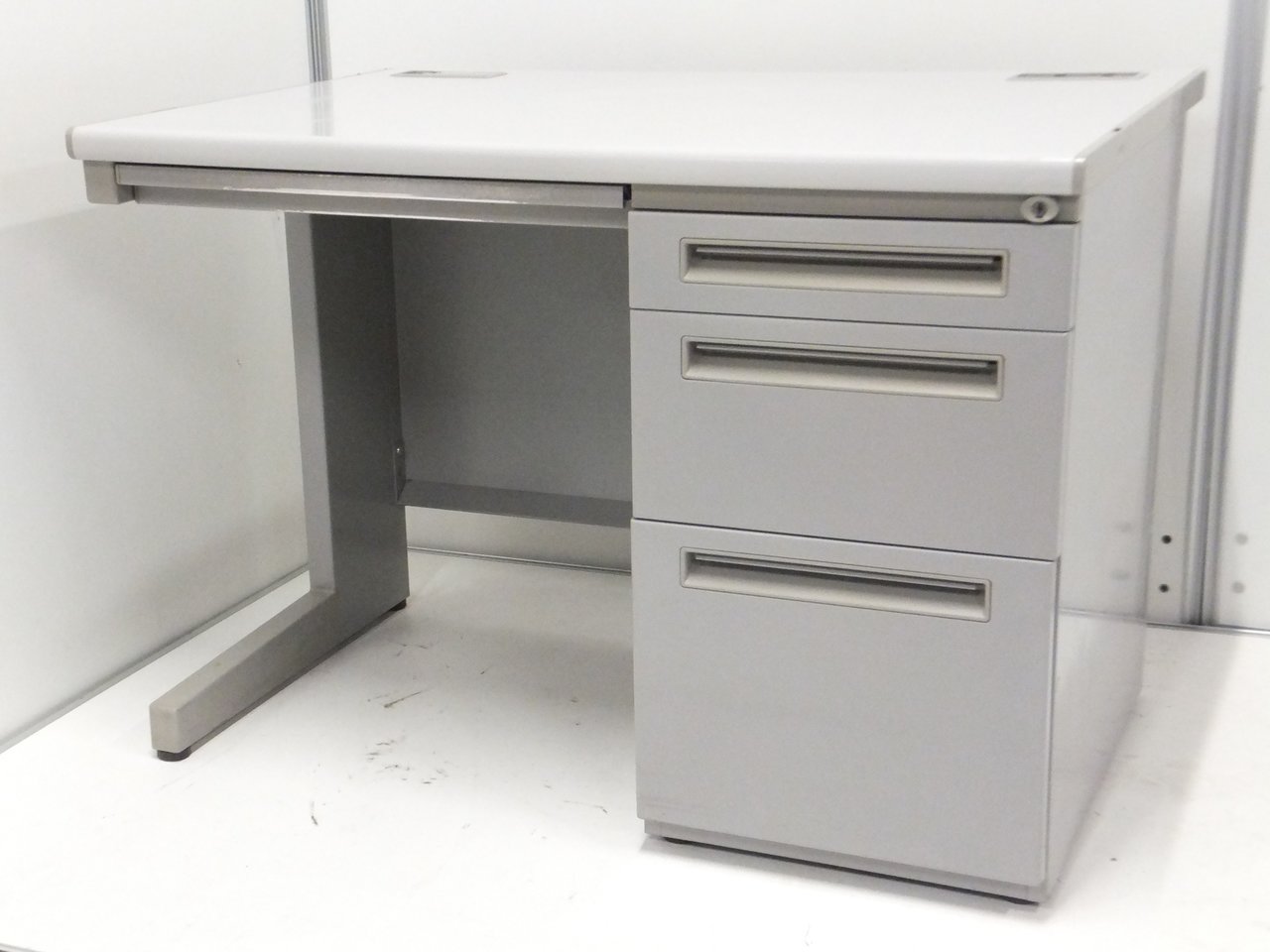 内田洋行製の高品質デスク！1人用として使いやすい幅100cmタイプ！引出薄型！
※引出に塗装剥げが見受けられる個体があります。
                        FEED 
                                    中古
            