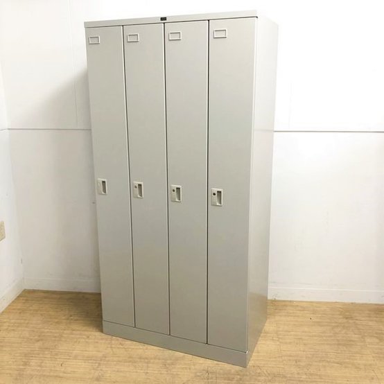 国内メーカー品の4人用ロッカー