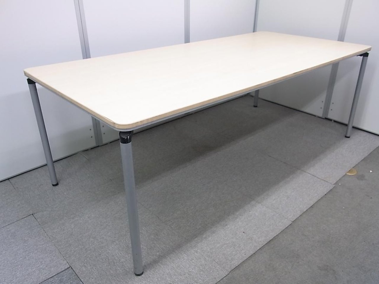 【幅１８００の大型ミーティングテーブル】ナチュラル天板の4～6名様用会議テーブル、コクヨ製【1台限定】
                        BT-500 
                                    中古
            