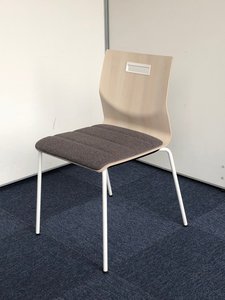 【1脚から】Alt Piazzaシリーズのカウンターやテーブルの組み合わせで温かみのあるワークスペースを実現可能です。オフィスレイアウト・デザインをご希望のお客様はお気軽にお申し付けください。