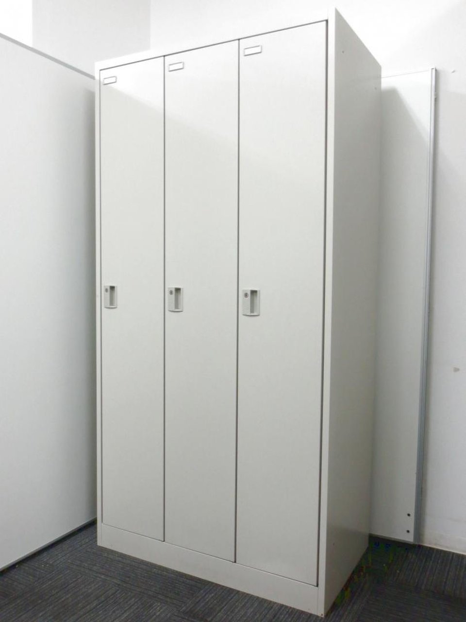 ほどよい広さ＝おひとり様約30cm大人気３人用ロッカー◆オカムラ製FZ
                        FZ 
                                    中古
            