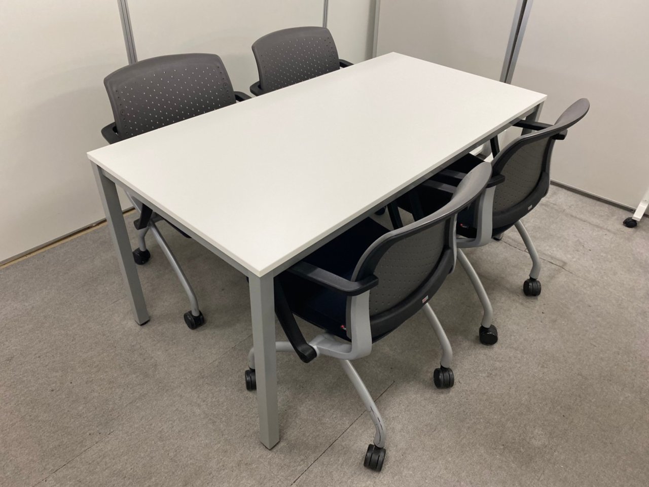 【4名用にお勧めな幅1500㎜】テーブル+ミーティングチェア4脚セット【WH】
                        その他シリーズ
                                    中古
            