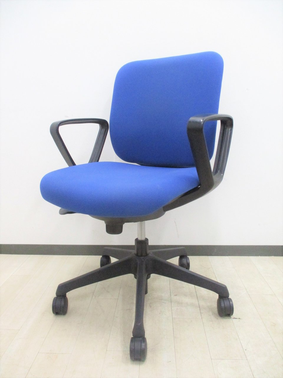 【定番商品】オカムラ製　CG-R　ブルーカラー　肘付きローバックチェア【鮮やかなブルー】【固定肘】
                        CG-R 
                                    中古
            