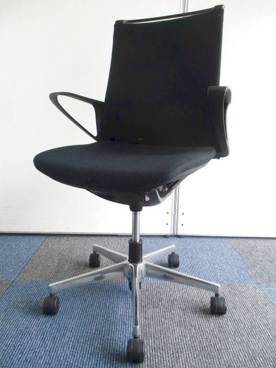 【機能とデザイン性が融合】優しく包み込む座り心地！会議室のチェアとして使いやすい！
                        モード（アルミ脚） 
                                    中古
            