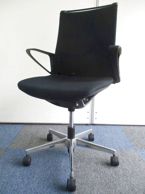 【中古】モード（アルミ脚）   オカムラ（okamura） 肘付ローバックチェア