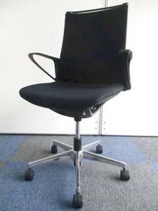 【機能とデザイン性が融合】優しく包み込む座り心地！会議室のチェアとして使いやすい！