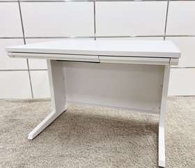 新たな門出の応援に！
大きな一歩を踏み出す方にオススメ！
アドバンスシリーズのコンパクトサイズ平机がまとまった数で入荷です！【今この台数揃うのは立川店・八王子店だけ！】