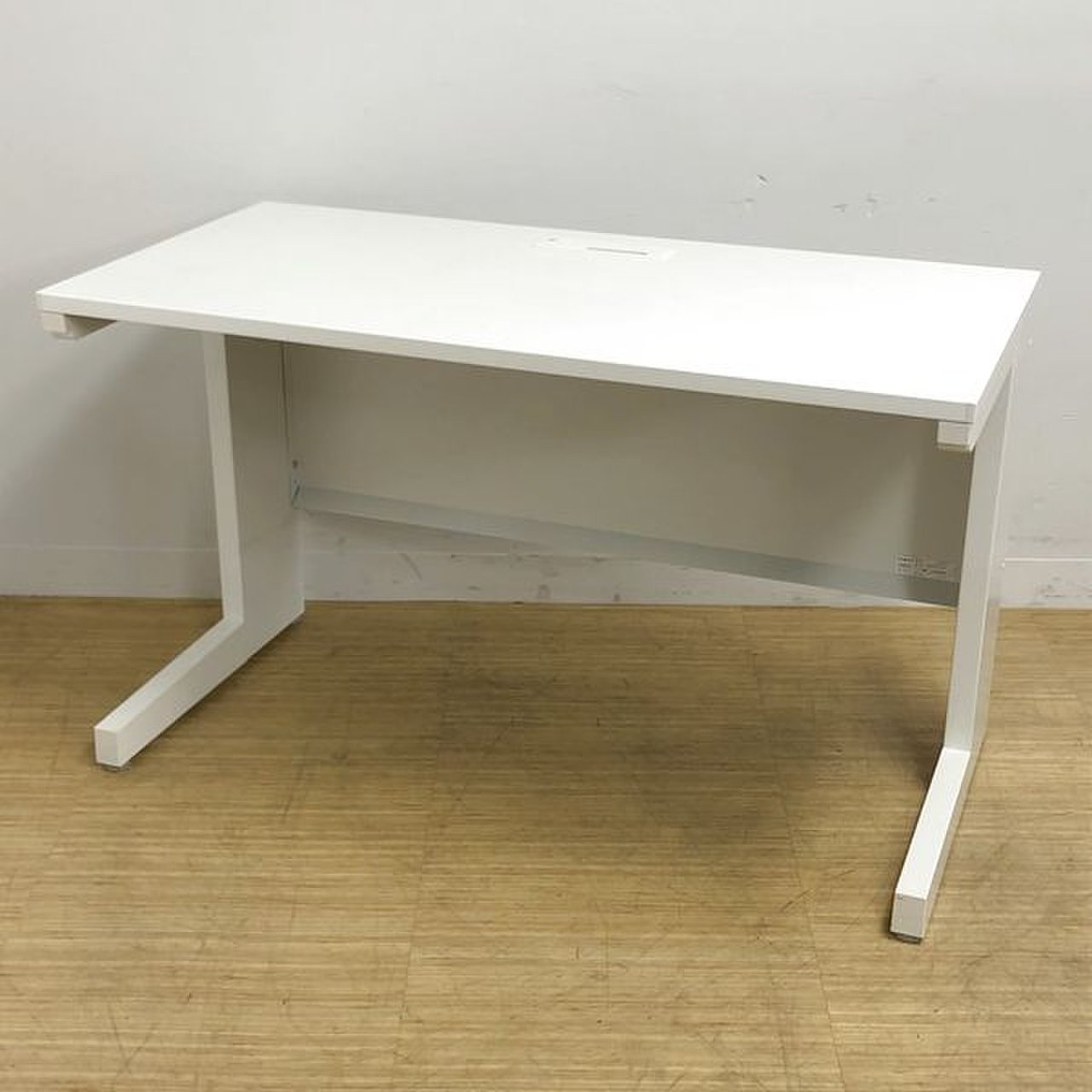 【在庫入れ替え30％off】人気のホワイトカラーデスク！！クリエイティブワークの促進に！！
                        スカエナ デスク 
                                    中古
            